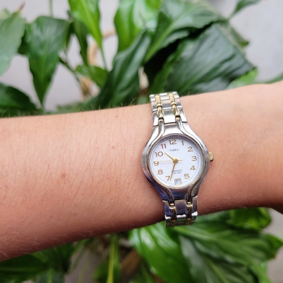 Classic Timex Indiglo Silver Watch - Picture 3 of 10